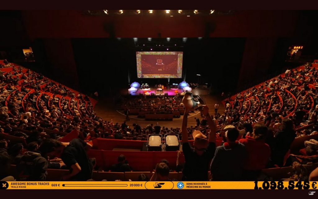 Vue d’ensemble de la salle principale lors de l’événement caritatif Speedons, organisé par MisterMV en partenariat avec Médecins du Monde. (Capture- Youtube)